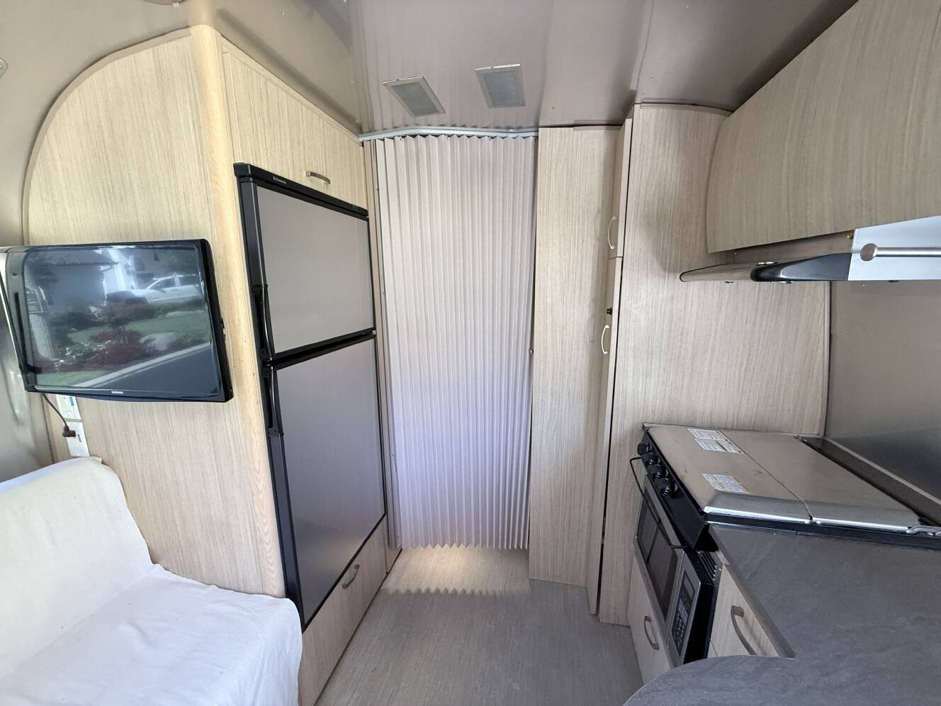 A photo of this 2017 Airstream FLYING CLOUD 25FB TWIN