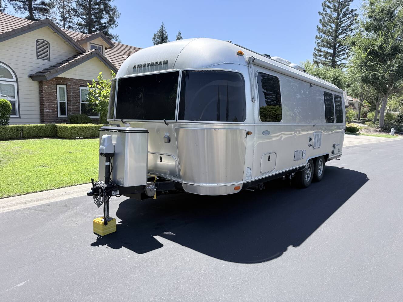 A photo of this 2017 Airstream FLYING CLOUD 25FB TWIN