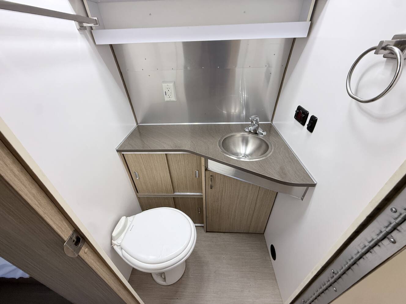 A photo of this 2017 Airstream FLYING CLOUD 25FB TWIN