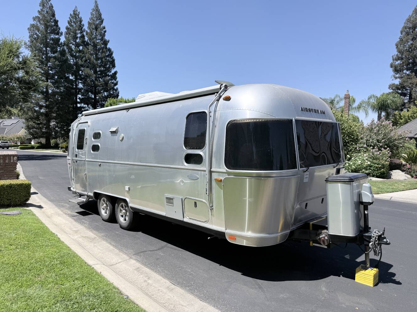 A photo of this 2017 Airstream FLYING CLOUD 25FB TWIN