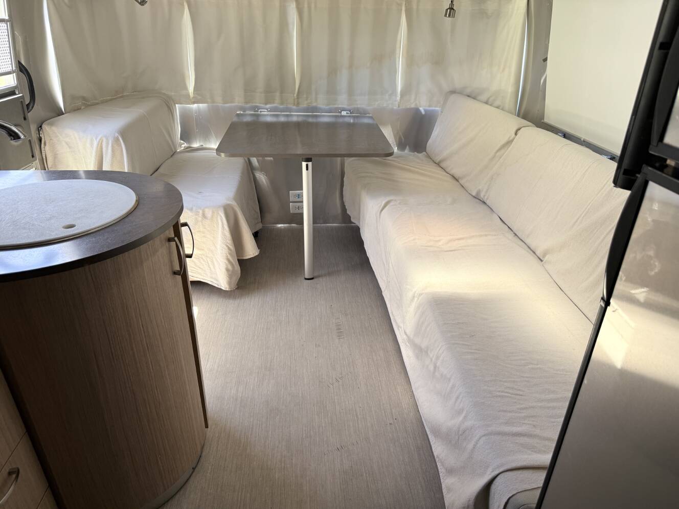 A photo of this 2017 Airstream FLYING CLOUD 25FB TWIN