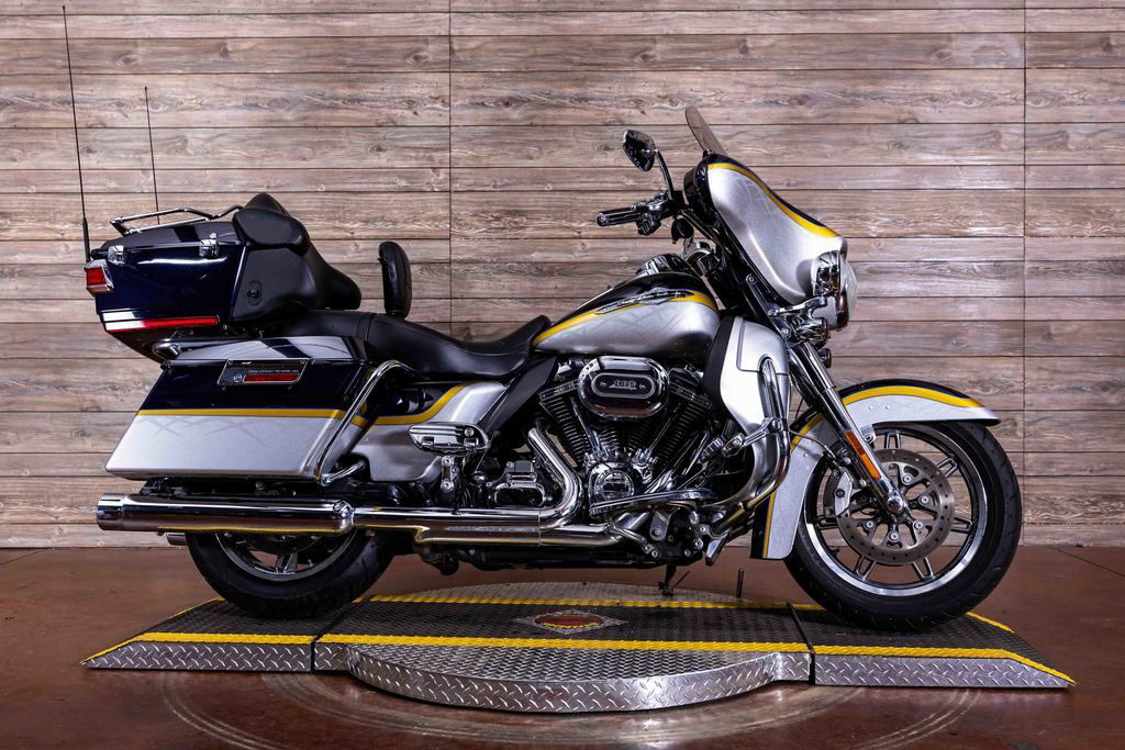 2012 Harley-Davidson FLHTCUSE CVO ULTRA CLASSIC in Alton, IL