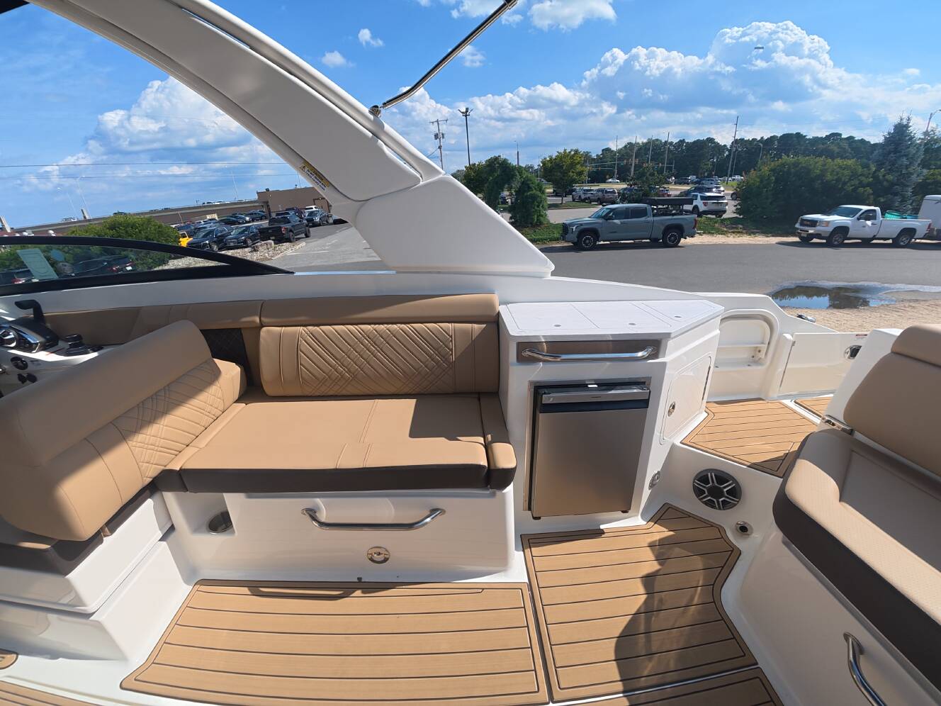 A photo of this 2027 Sea Ray SDX 290 Outboard