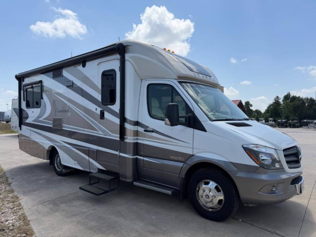 A photo of this 2015 Itasca Navion 24V