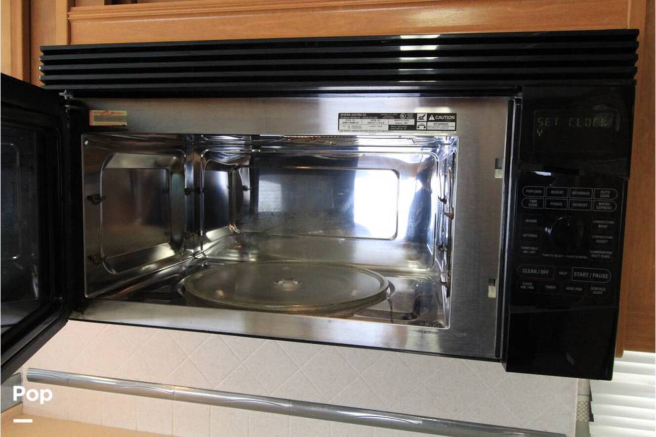 A photo of this 2007 Fleetwood Discovery 39S