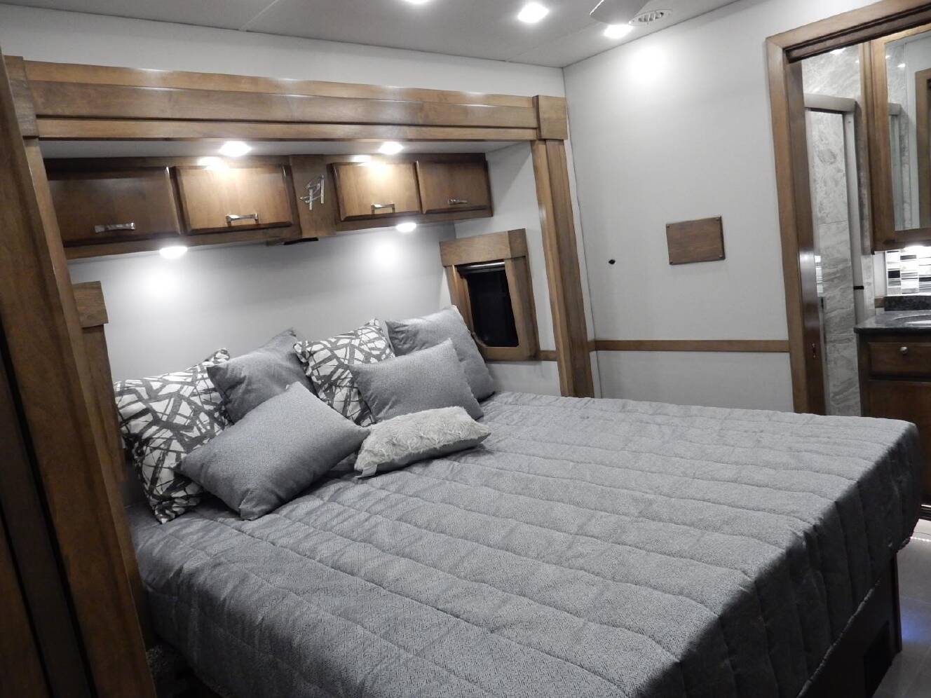 A photo of this 2027 Show Hauler SH1377T1-36