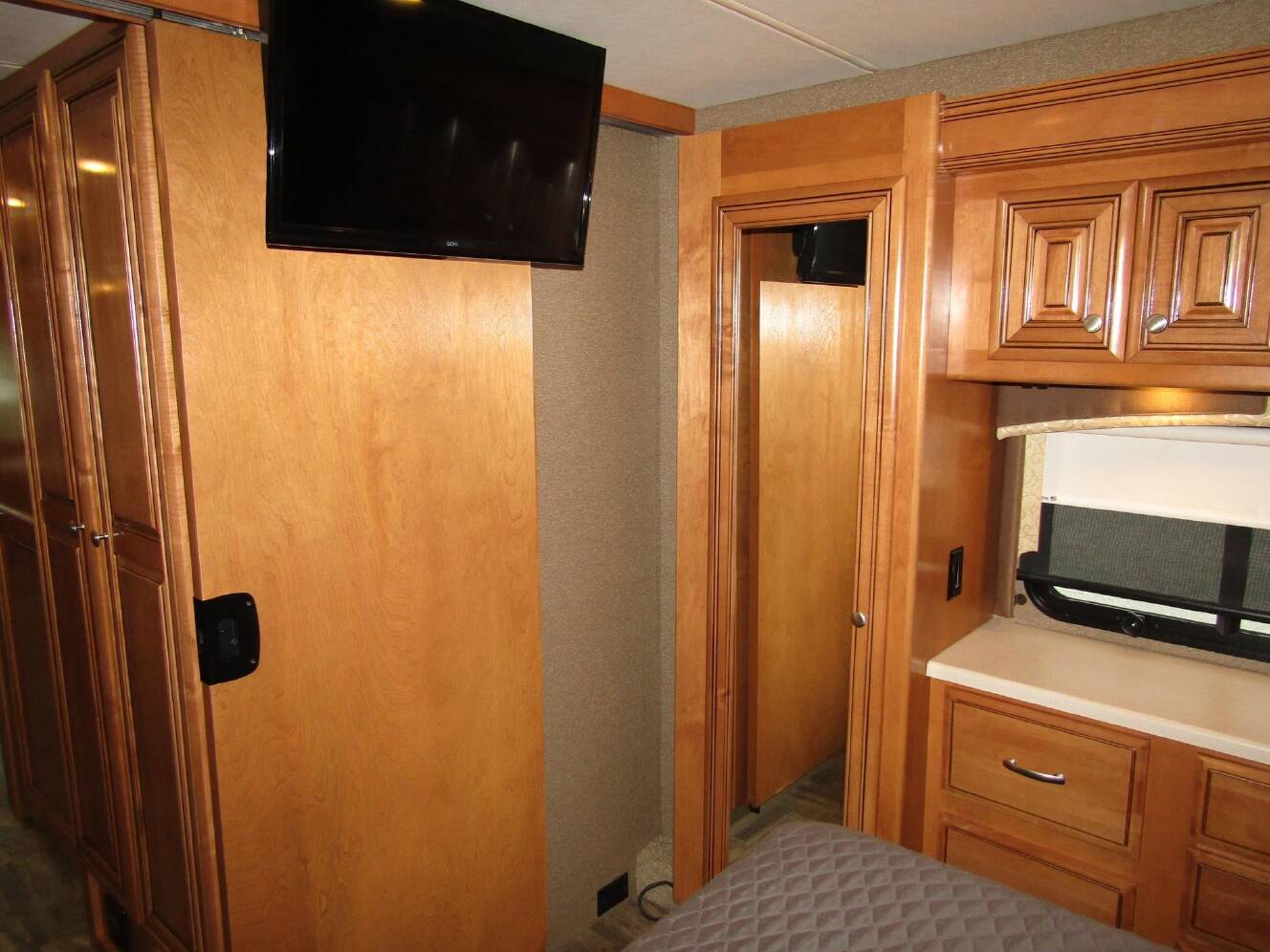 A photo of this 2016 Thor Motor Coach PALAZZO 33.2