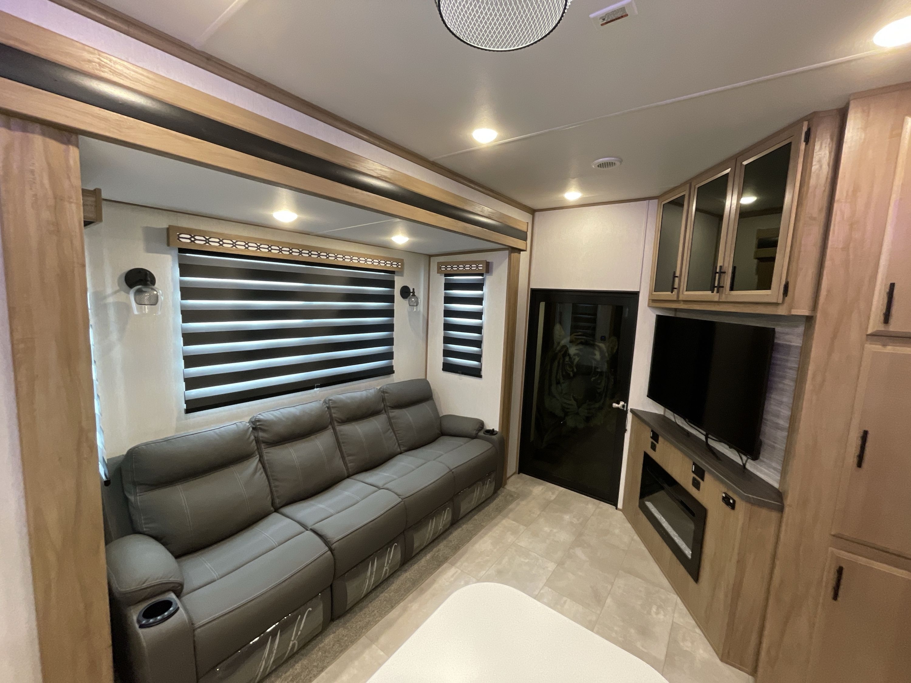 2023 Forest River ROGUE ARMORED 351G2 in midway FL