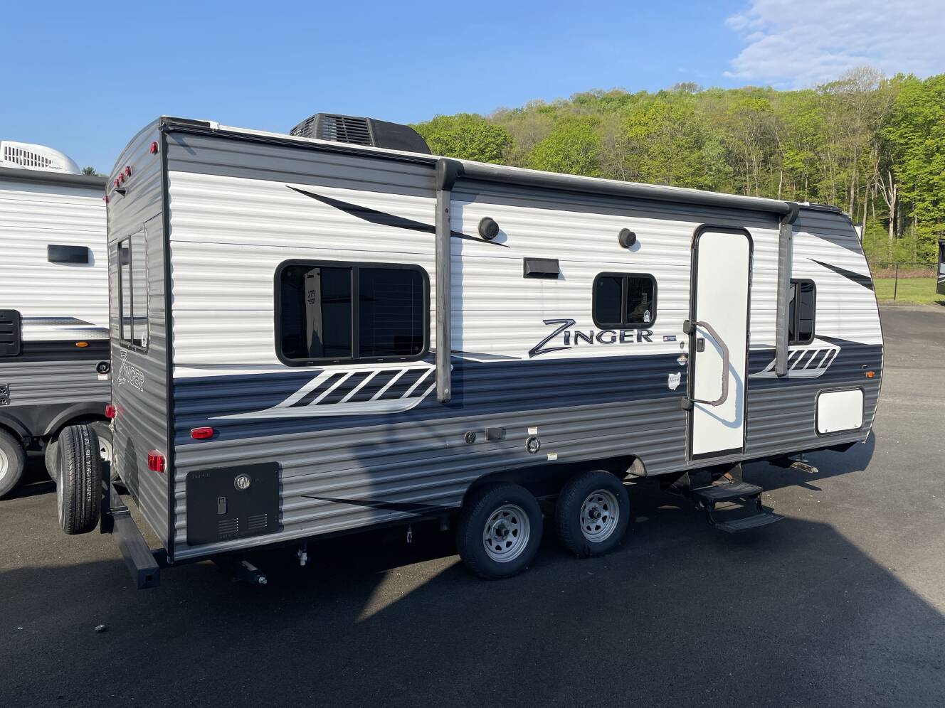 A photo of this 2019 Crossroads ZINGER 211RD