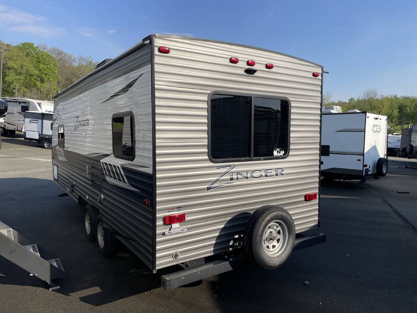 A photo of this 2019 Crossroads ZINGER 211RD