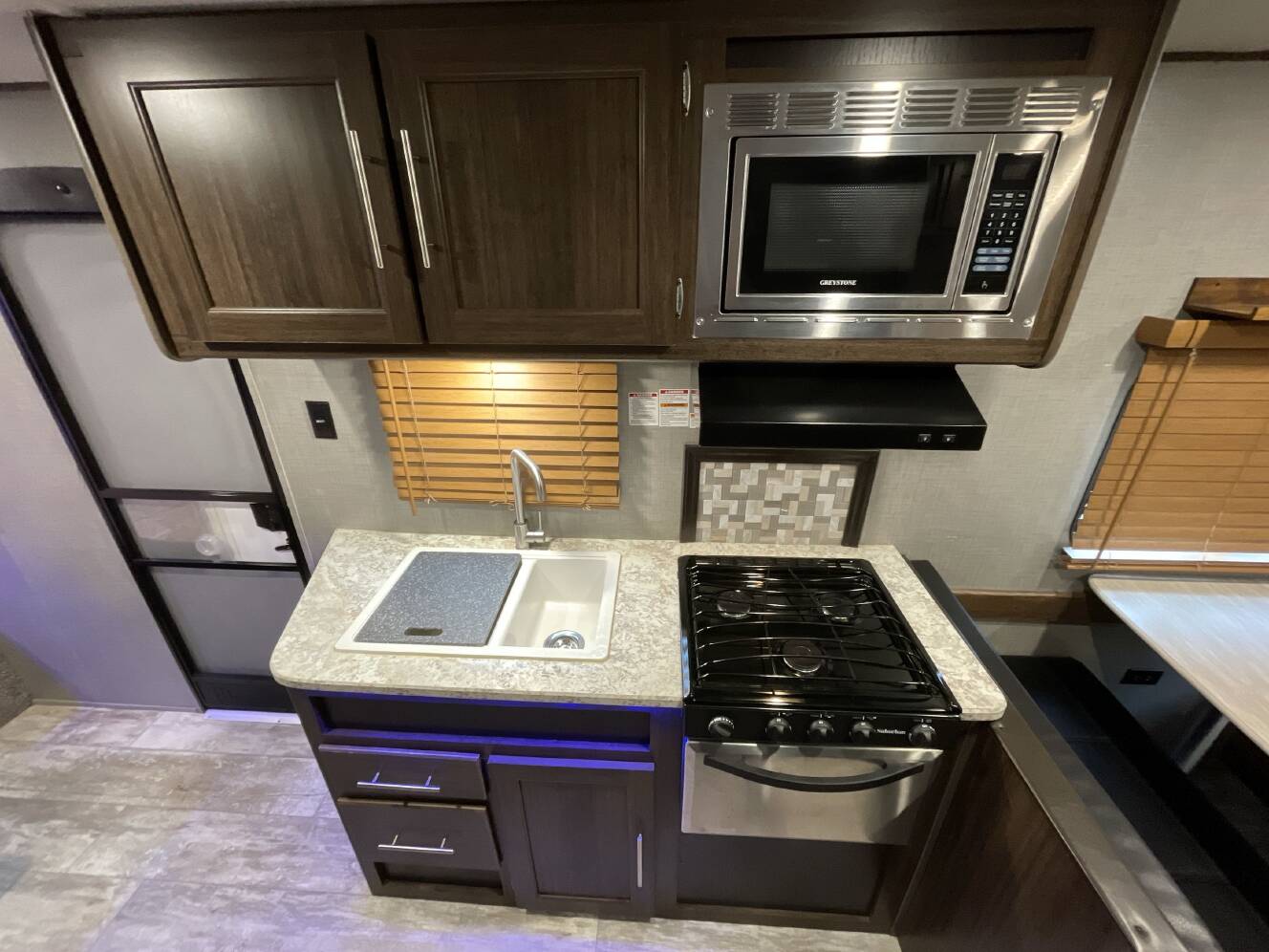 A photo of this 2019 Crossroads ZINGER 211RD