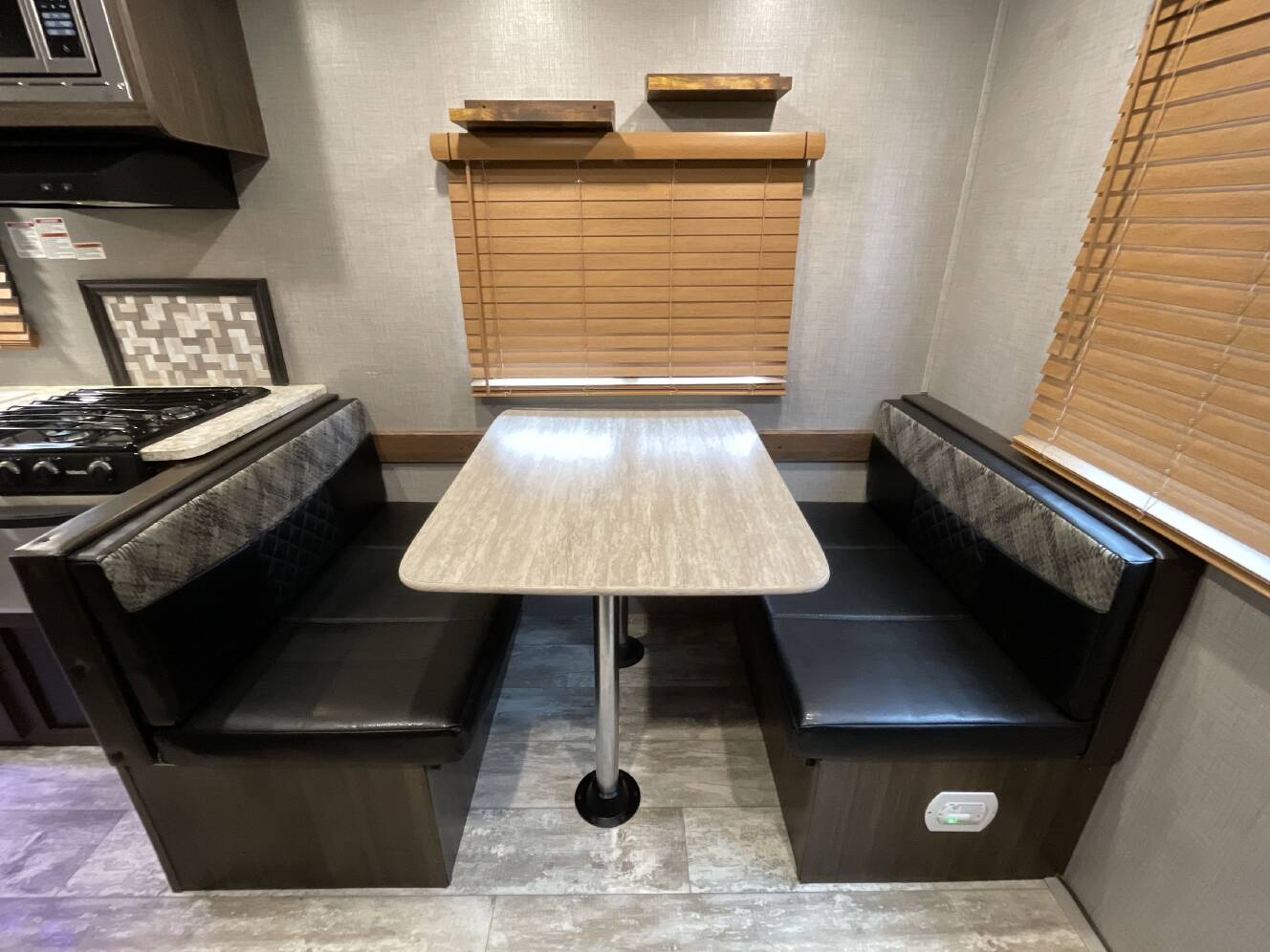 A photo of this 2019 Crossroads ZINGER 211RD