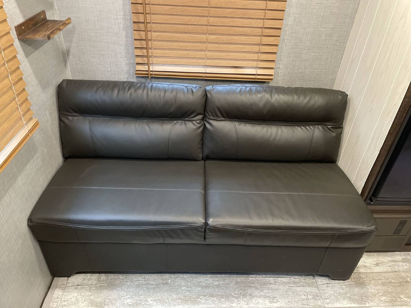 A photo of this 2019 Crossroads ZINGER 211RD