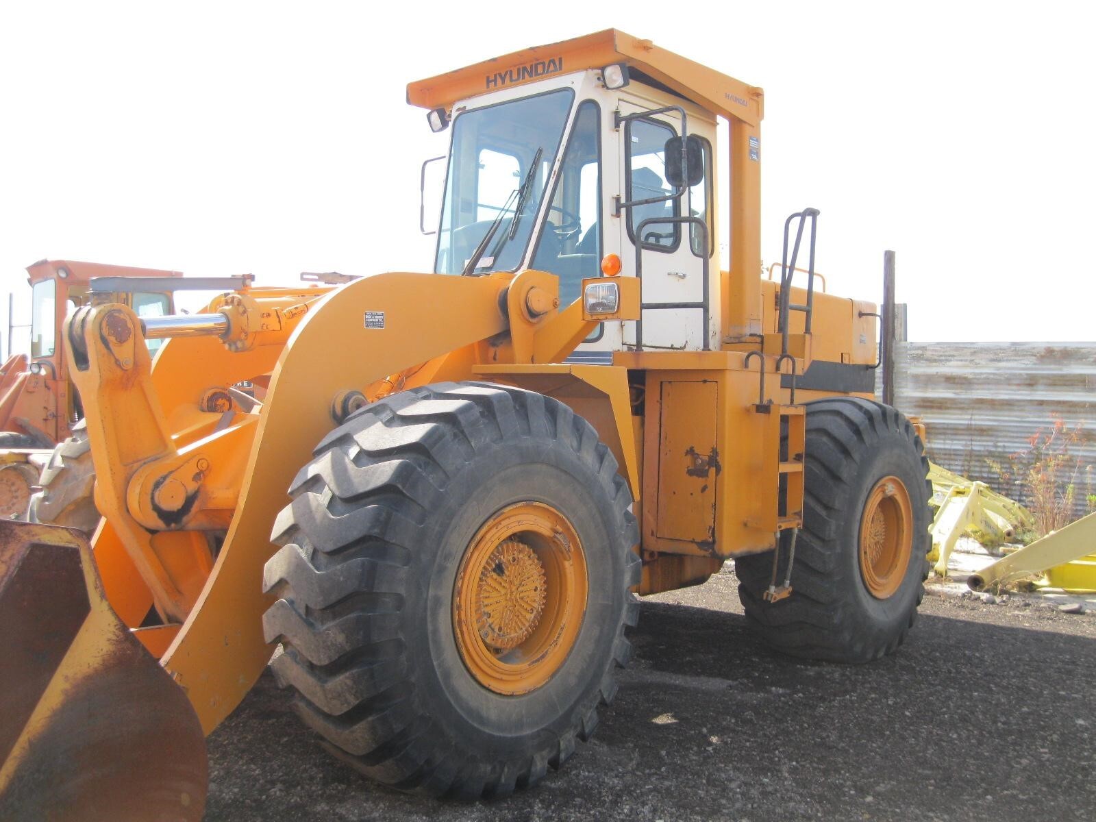 1996 HYUNDAI HL35 in Ottawa Lake, MI