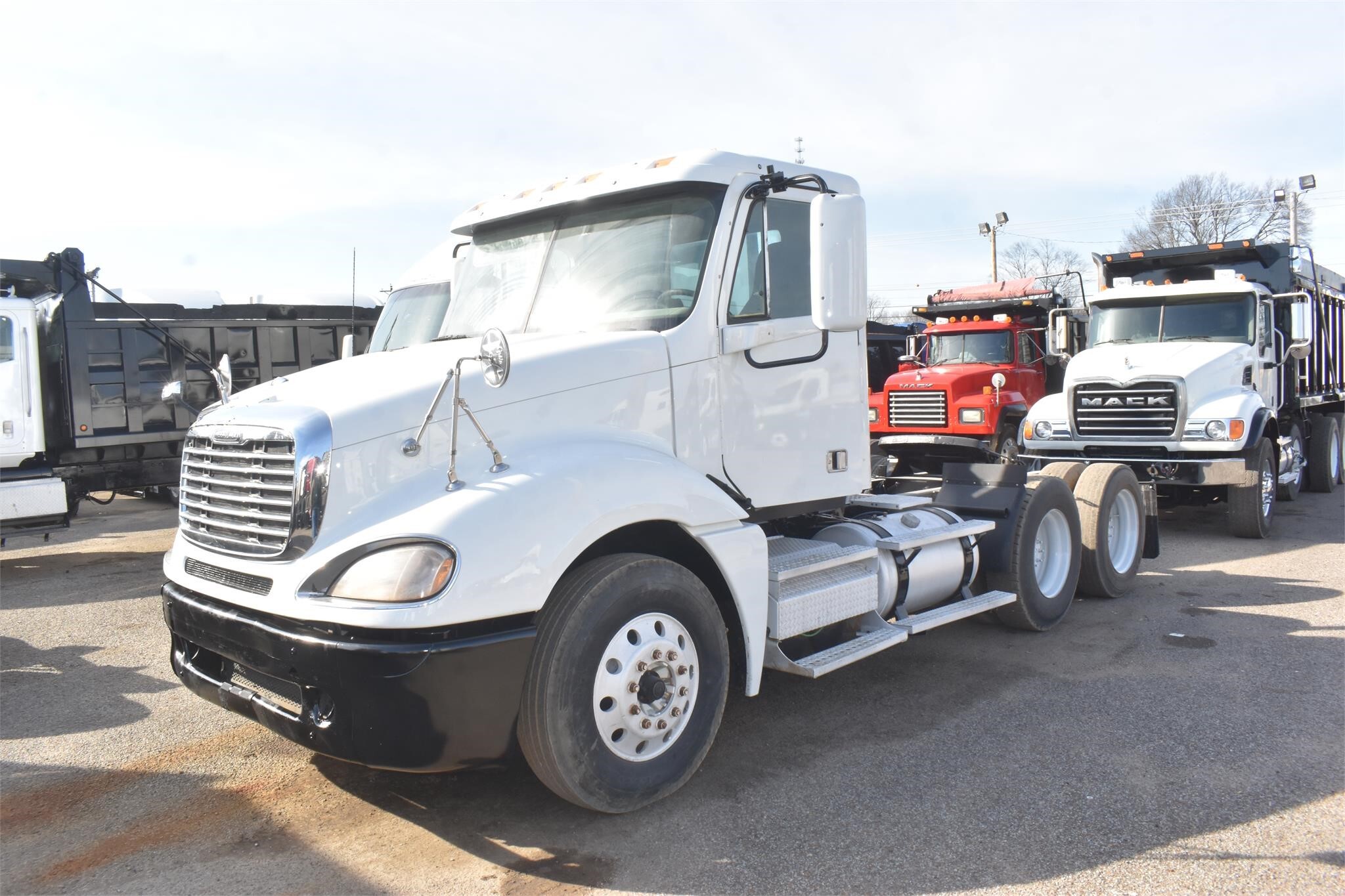 2011 FREIGHTLINER COLUMBIA in Covington, TN