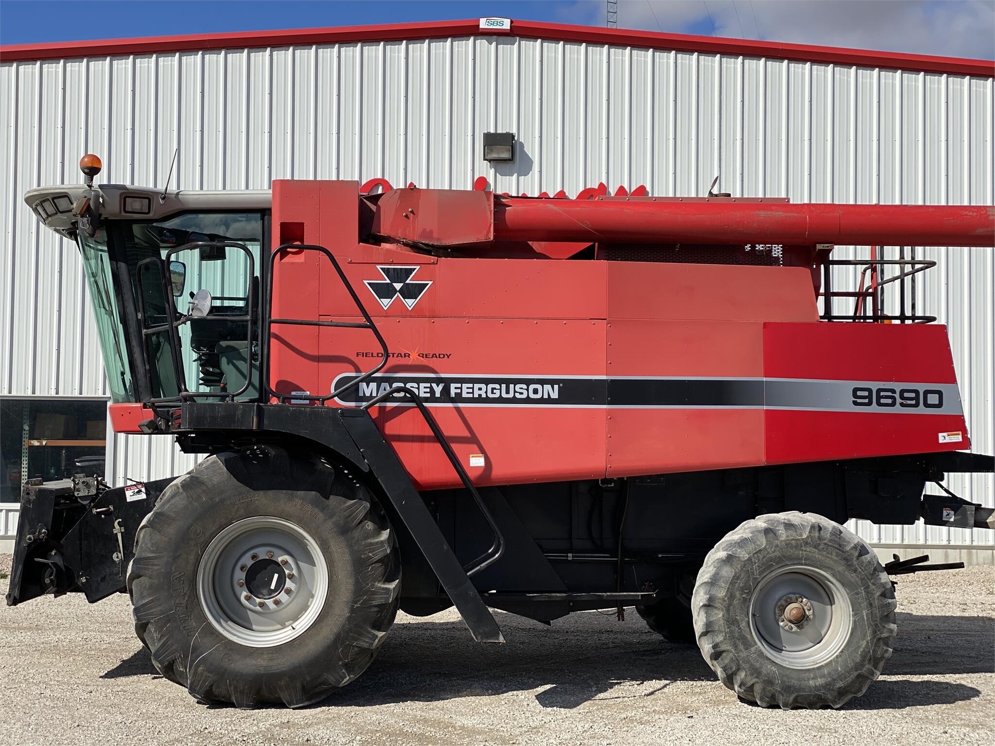 2005 MASSEY FERGUSON 9690 in Chrisman, IL