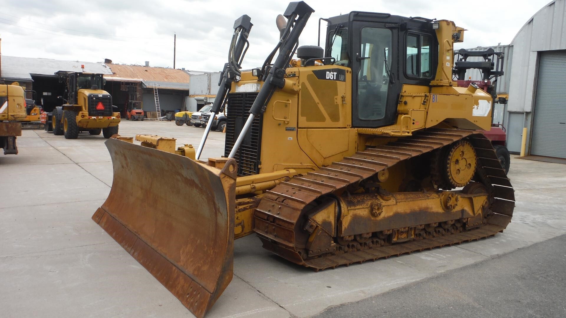 2014 CATERPILLAR D6T LGP in Newark, NJ