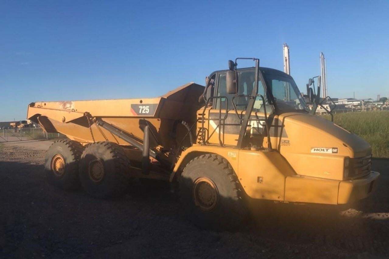 2013 CATERPILLAR 725 in Pleasureville, KY