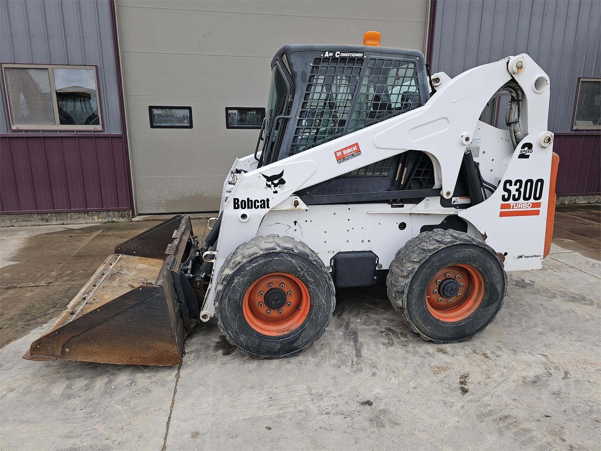 2003 BOBCAT S300 in Caledonia, MN