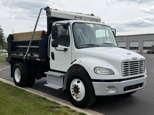 2016 FREIGHTLINER BUSINESS CLASS M2 106 in Lansing, MI