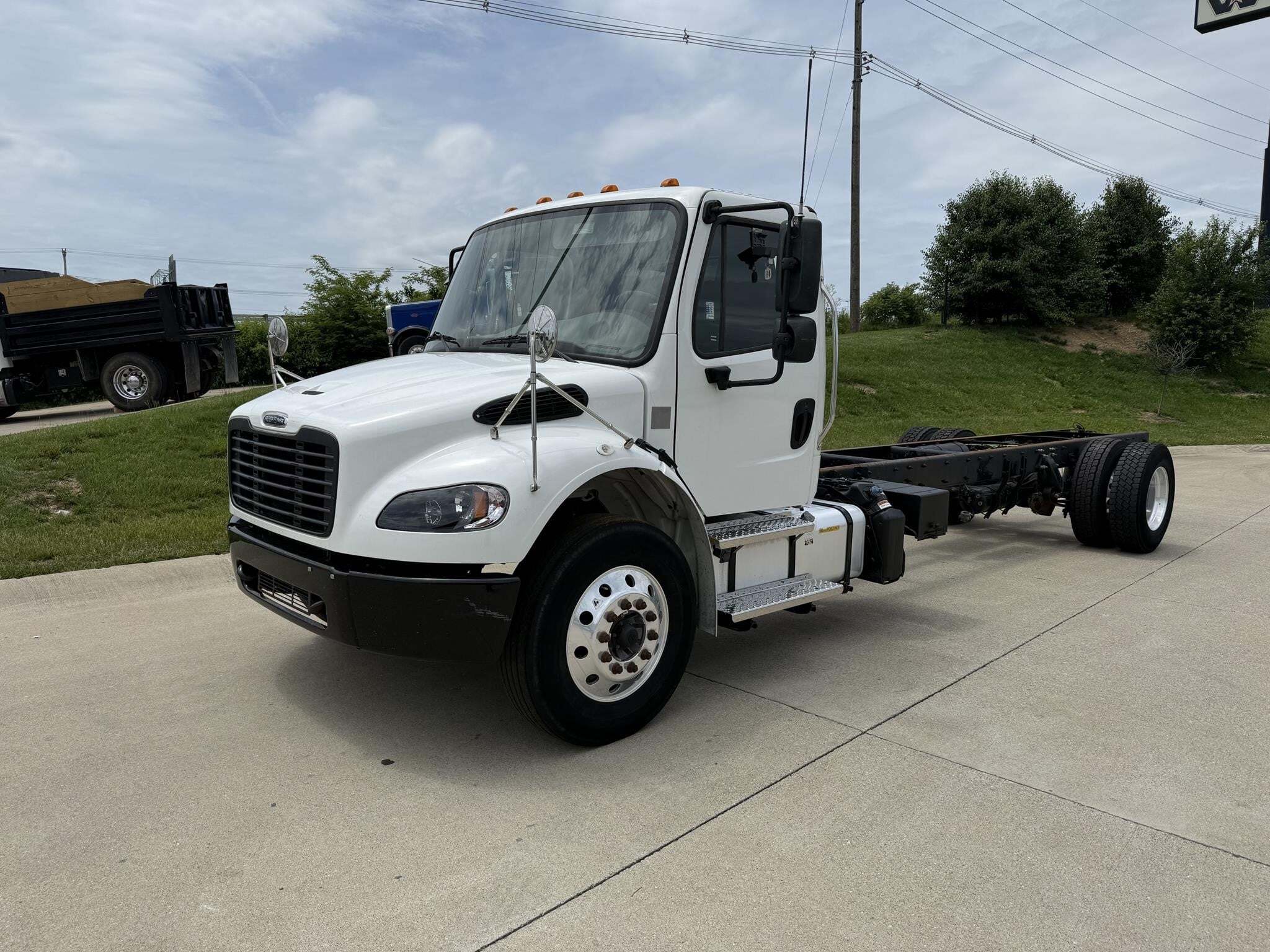 2022 FREIGHTLINER BUSINESS CLASS M2 106 in Walton, KY