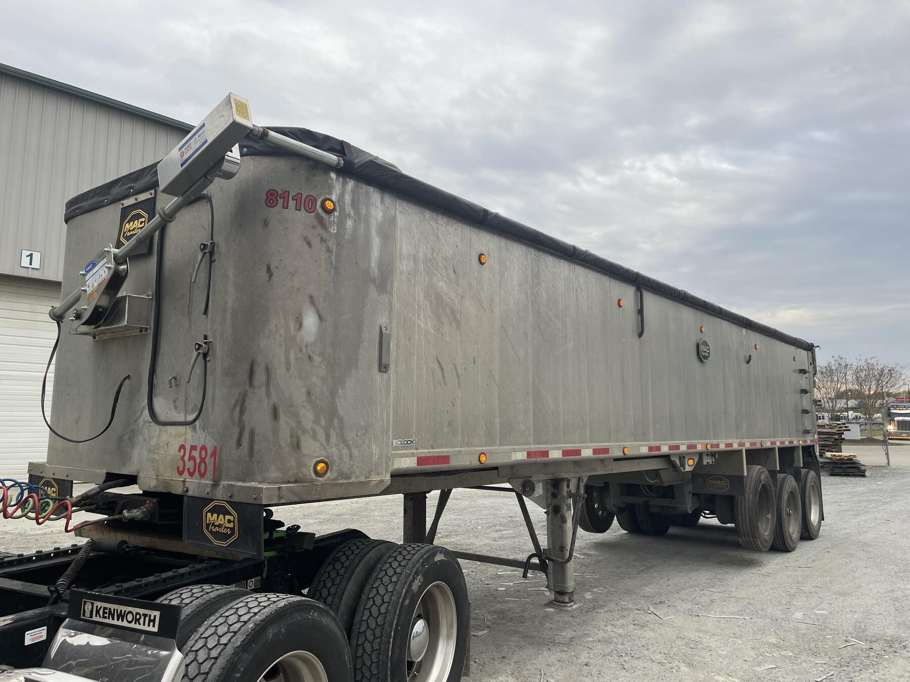 2019 MAC TRAILER MFG 35' X 96" X 60" FRAMELESS TRIAXLE SMOOTH SIDE DUMP in Spartanburg, SC