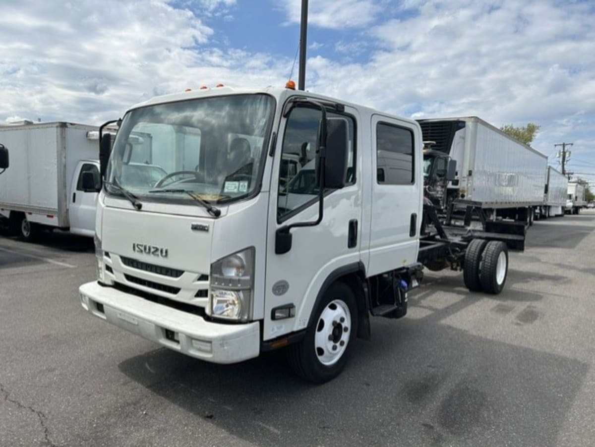 2017 ISUZU NQR in Farmingdale, NY