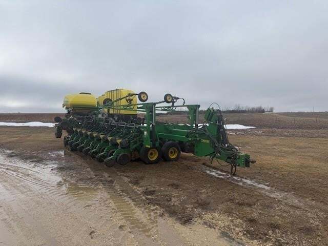 2010 JOHN DEERE DB60 in Charles City, IA