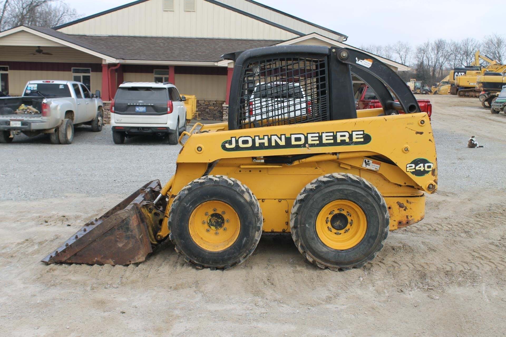 2000 DEERE 240 in Pleasureville, KY