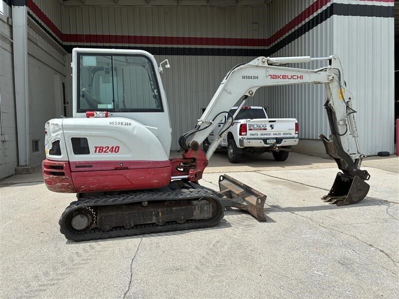 2018 TAKEUCHI TB240 in Des Moines, IA
