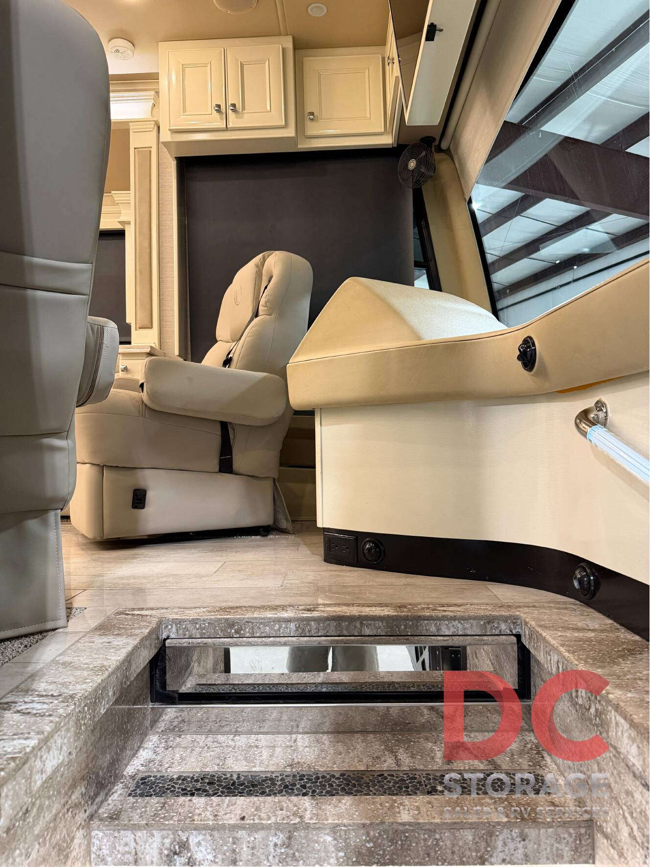 A photo of this 2022 Tiffin Motorhomes PHAETON 40 QBH