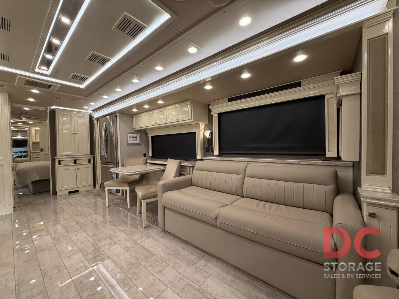 A photo of this 2022 Tiffin Motorhomes PHAETON 40 QBH