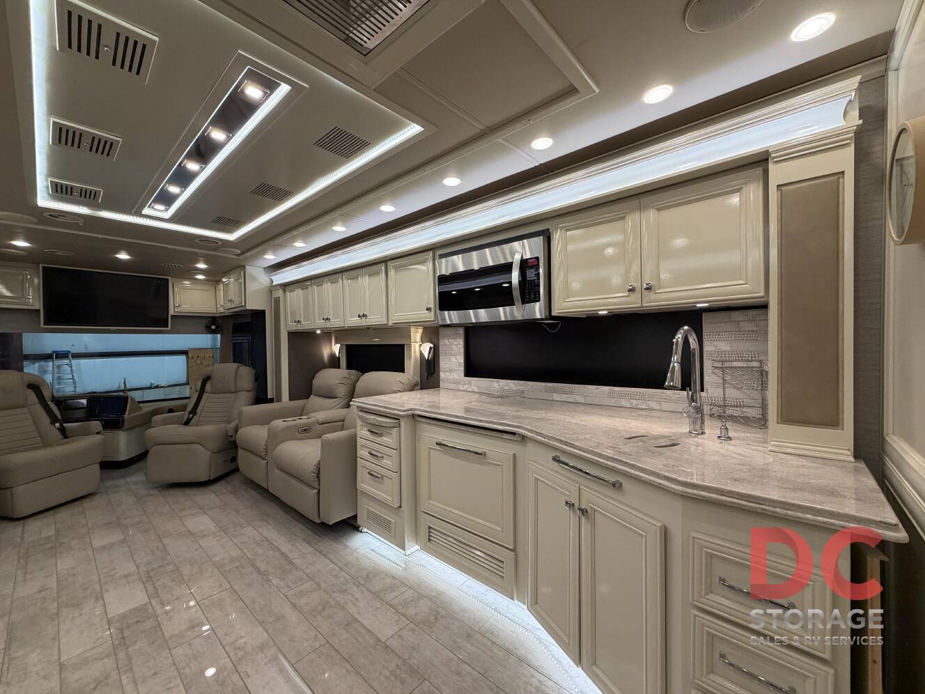 A photo of this 2022 Tiffin Motorhomes PHAETON 40 QBH