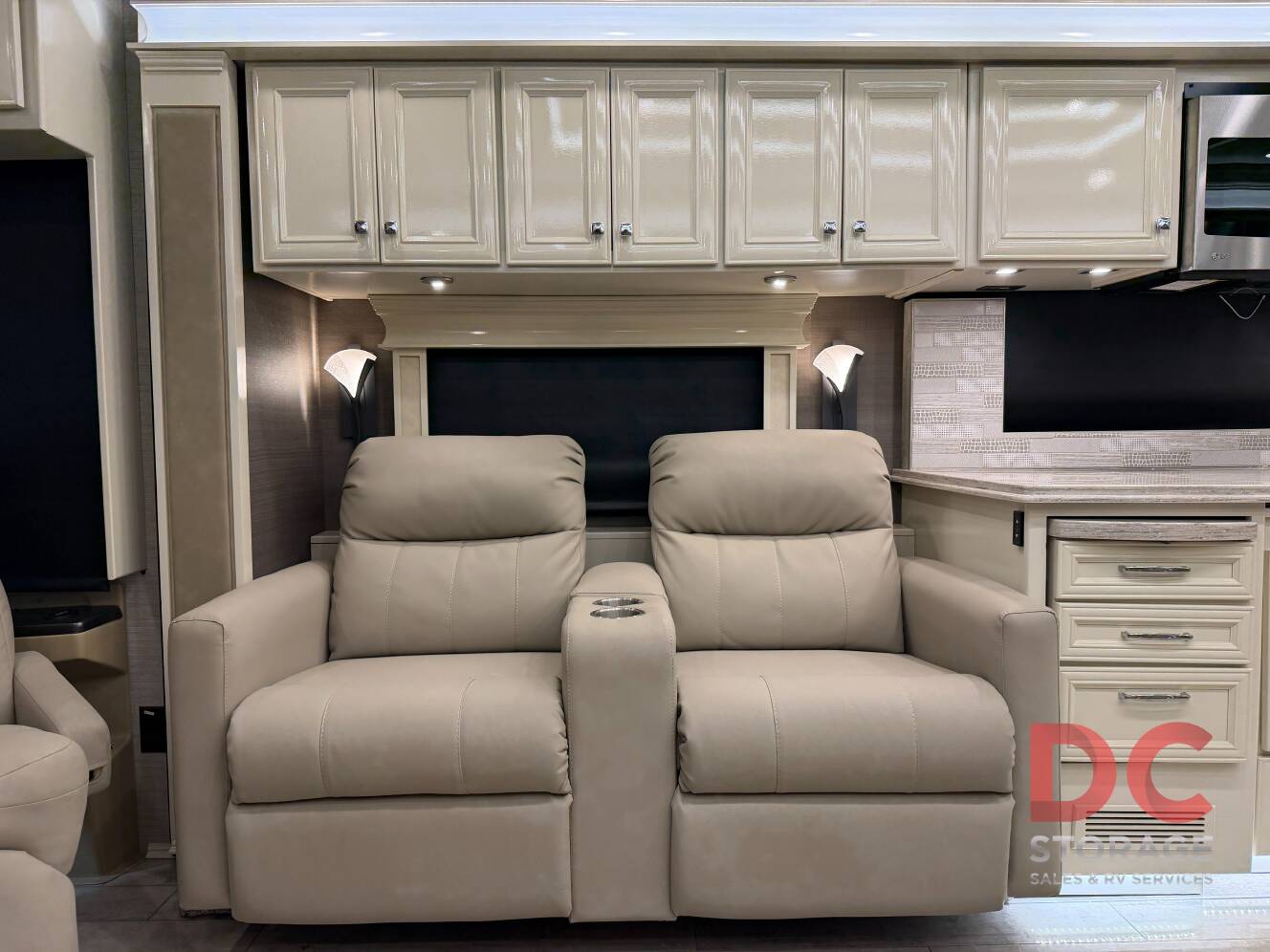 A photo of this 2022 Tiffin Motorhomes PHAETON 40 QBH