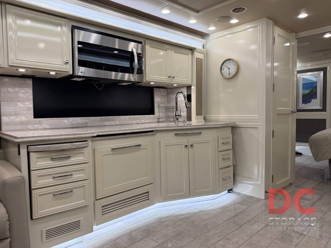 A photo of this 2022 Tiffin Motorhomes PHAETON 40 QBH