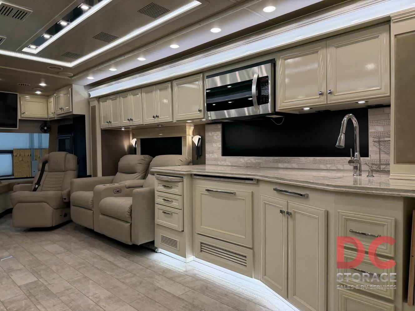 A photo of this 2022 Tiffin Motorhomes PHAETON 40 QBH