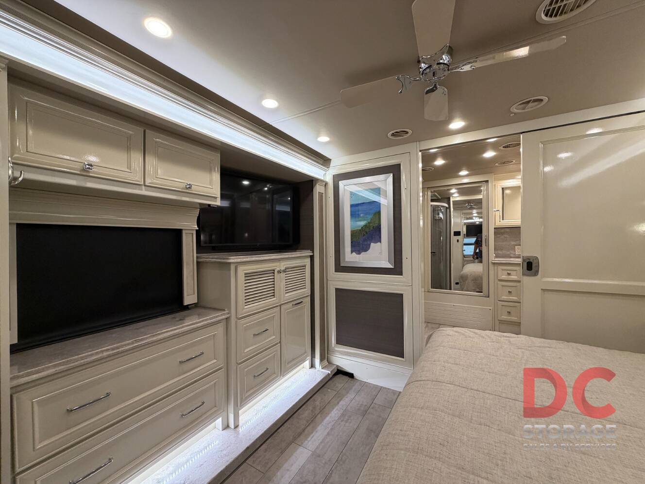 A photo of this 2022 Tiffin Motorhomes PHAETON 40 QBH