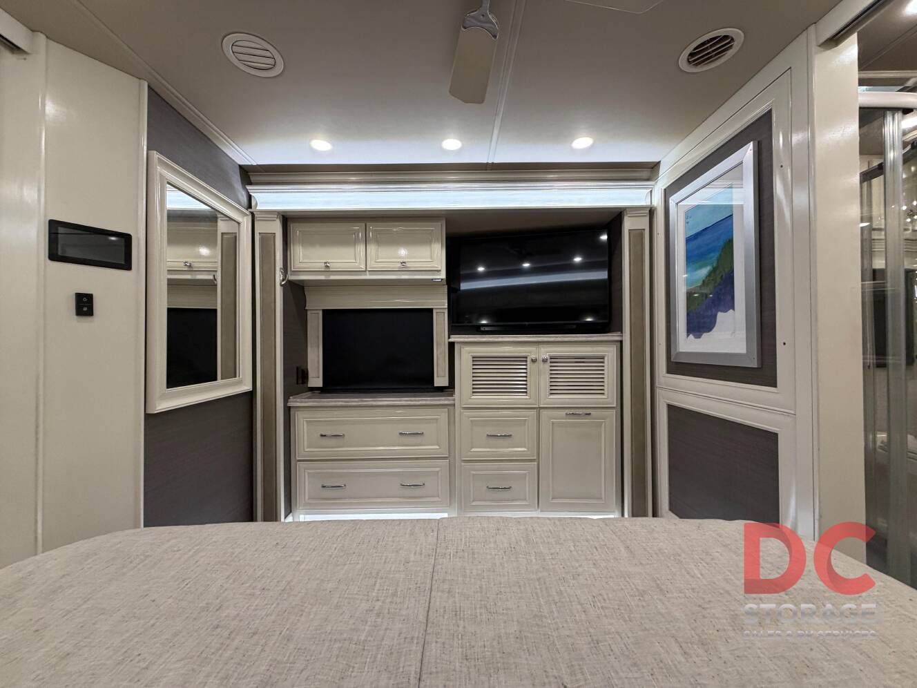 A photo of this 2022 Tiffin Motorhomes PHAETON 40 QBH