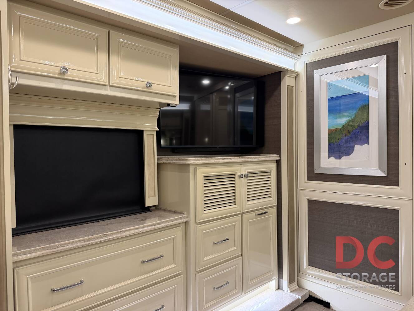 A photo of this 2022 Tiffin Motorhomes PHAETON 40 QBH