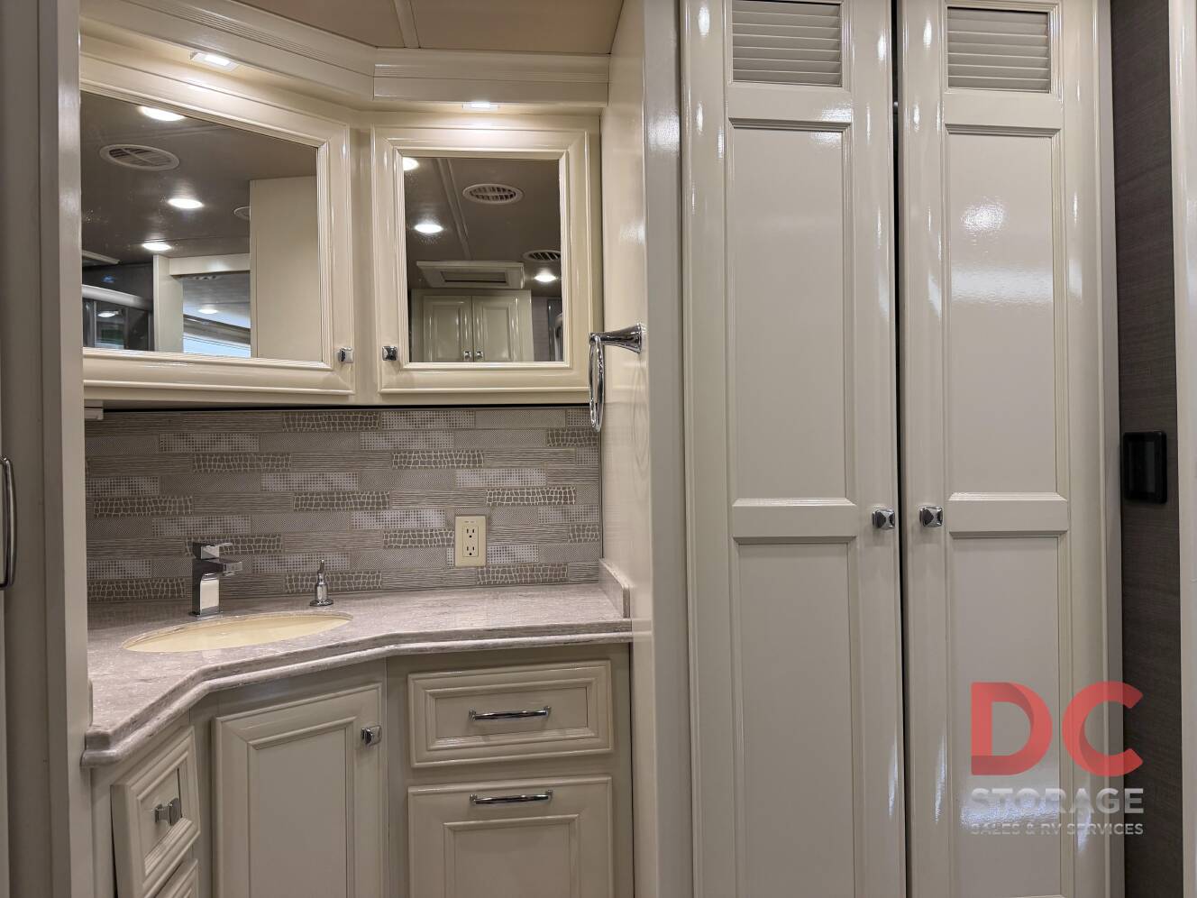 A photo of this 2022 Tiffin Motorhomes PHAETON 40 QBH