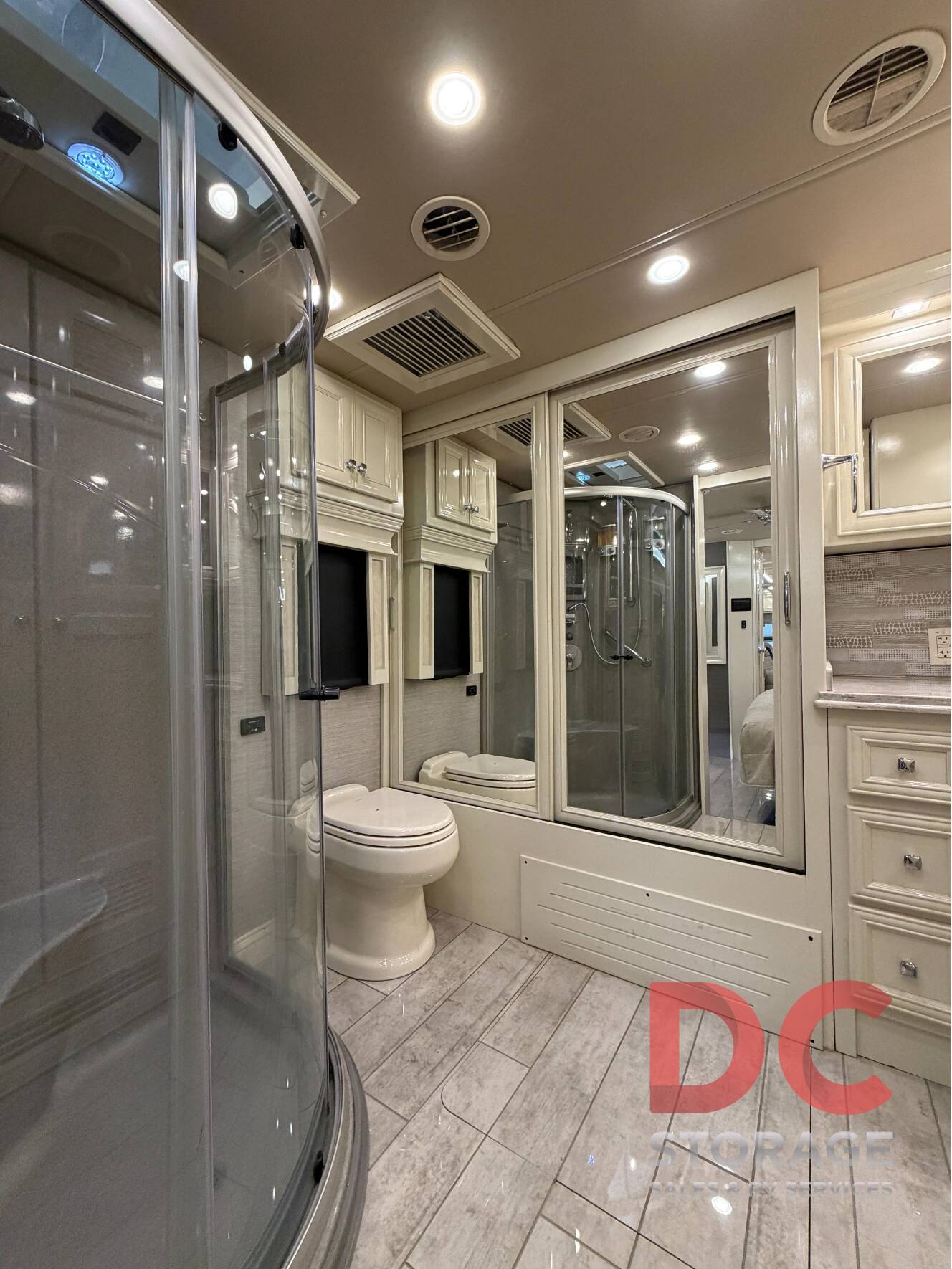 A photo of this 2022 Tiffin Motorhomes PHAETON 40 QBH