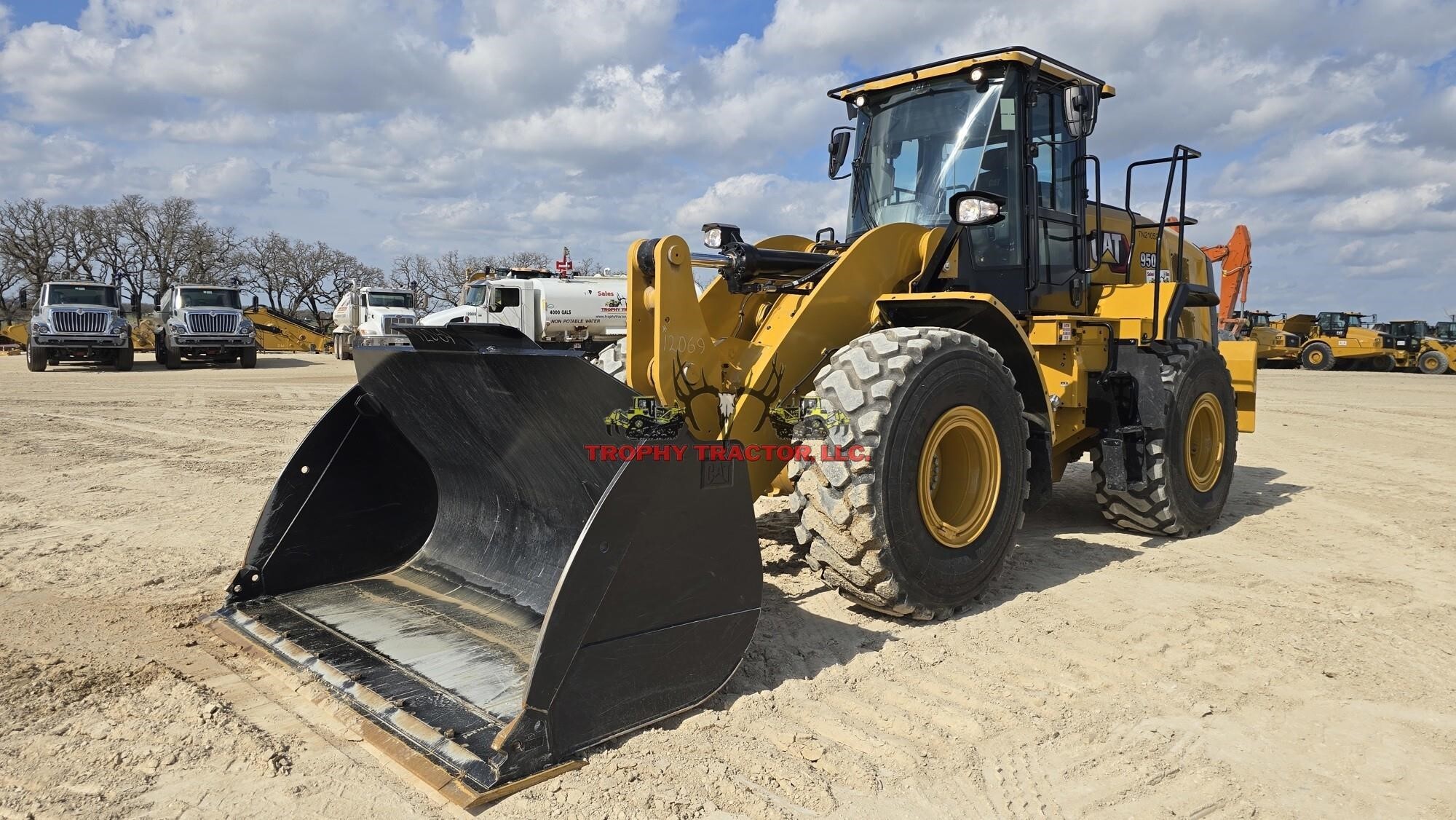 2025 CATERPILLAR 950 in Burleson, TX