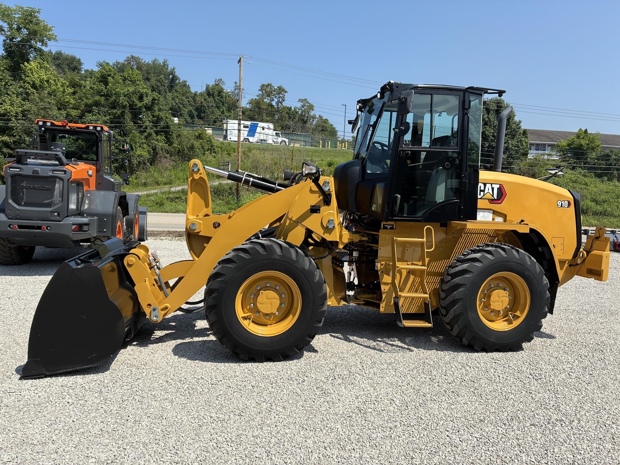 2024 CATERPILLAR 910 in Vienna, WV