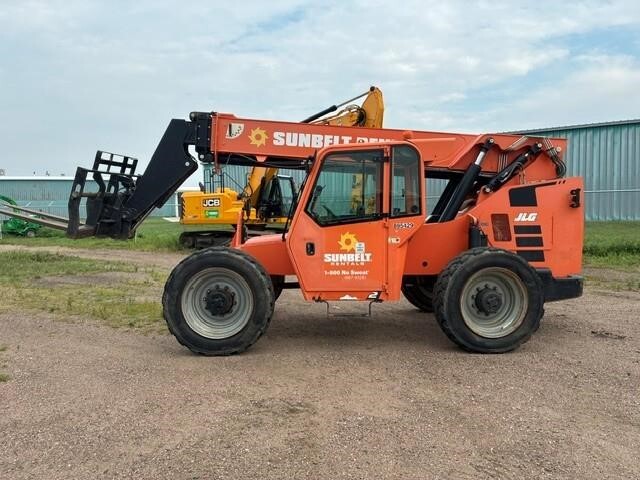 2016 SKY TRAK 8042 in Minneapolis, MN