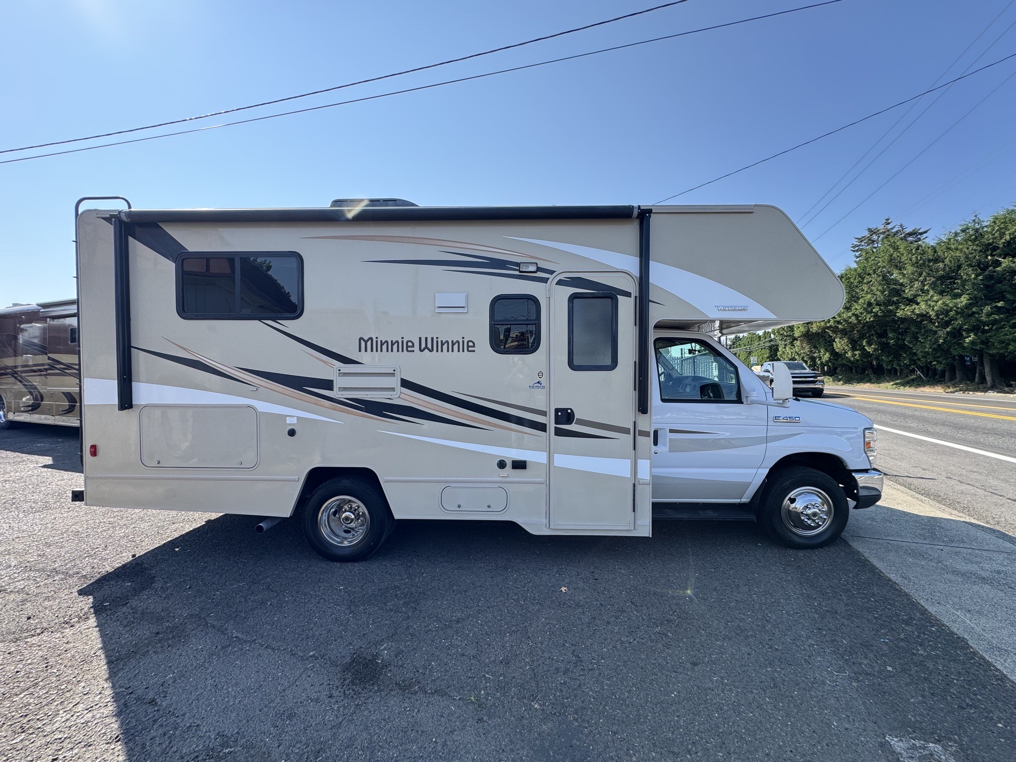2017 Winnebago MINNIE WINNIE 22R in gresham OR