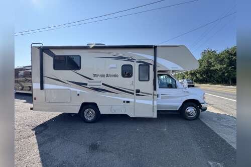 2017 Winnebago MINNIE WINNIE 22R in gresham OR