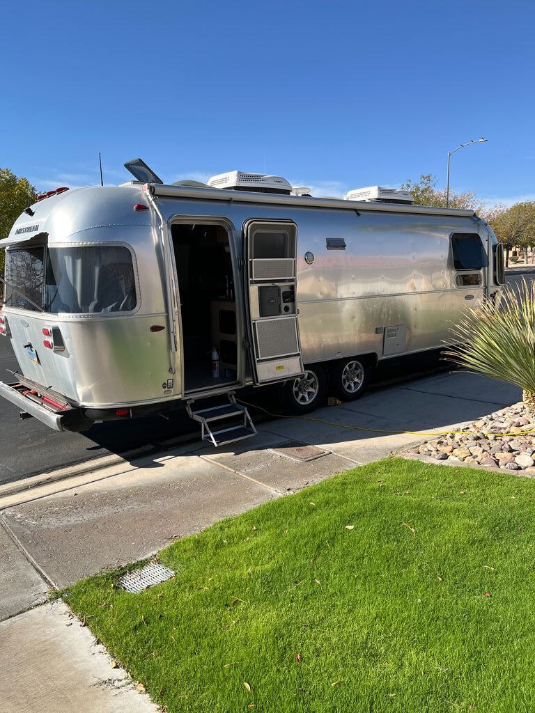 2019 Airstream Flying Cloud 27FB Queen in mesquite NV