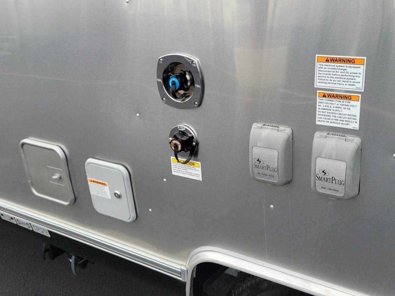 A photo of this 2026 Airstream Flying Cloud 27FB Queen Hatch
