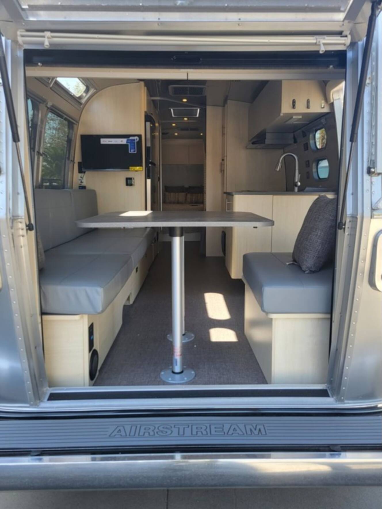 A photo of this 2026 Airstream Flying Cloud 27FB Queen Hatch