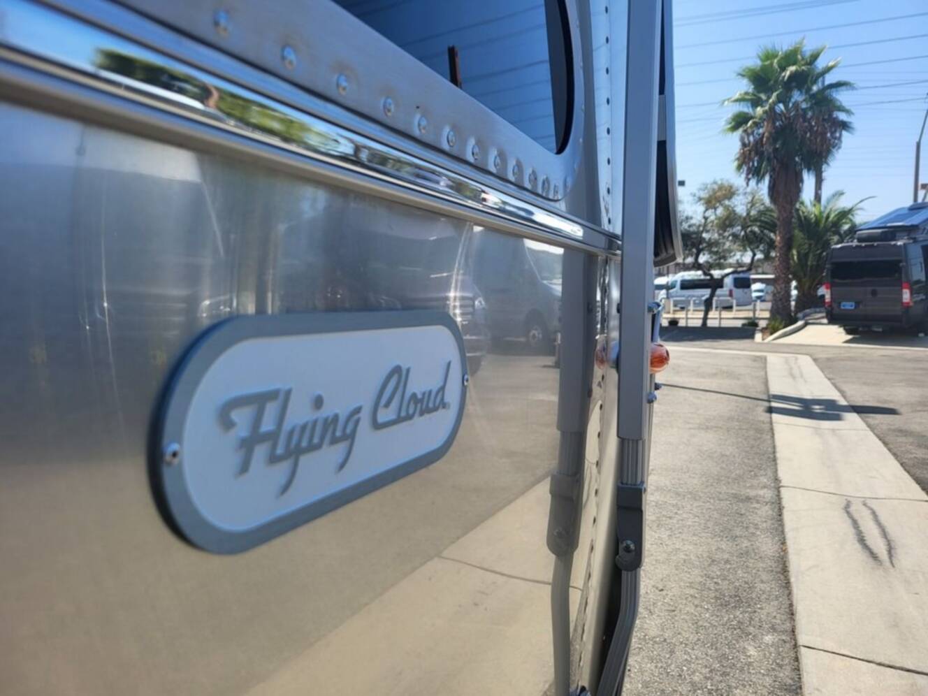 A photo of this 2026 Airstream Flying Cloud 27FB Queen Hatch